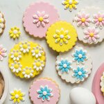 Decora 6  TWO TONE DAISIES YELLOW SUGAR DECORATIONS